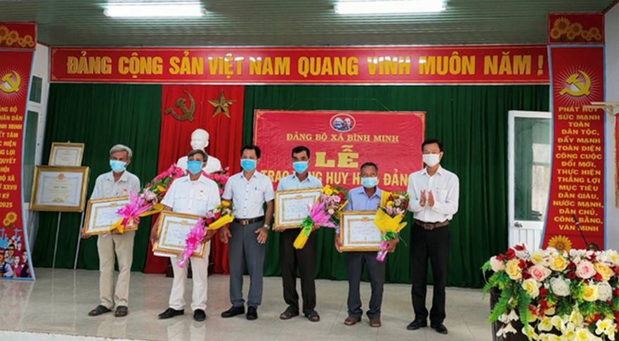 Bình Minh tổ chức Lễ trao huy hiệu đảng cho 4 đảng viên