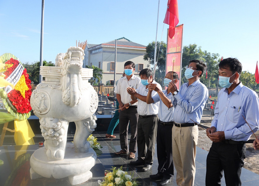 Huyện Bình Sơn tổ chức lễ đặt vòng hoa, dâng hương tại Nghĩa trang liệt sĩ Vạn Tường và Bia tưởng niệm Bình Hòa.