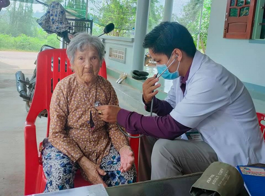 Bình Sơn: Chăm sóc sức khỏe người cao tuổi phòng, chống dịch COVID-19