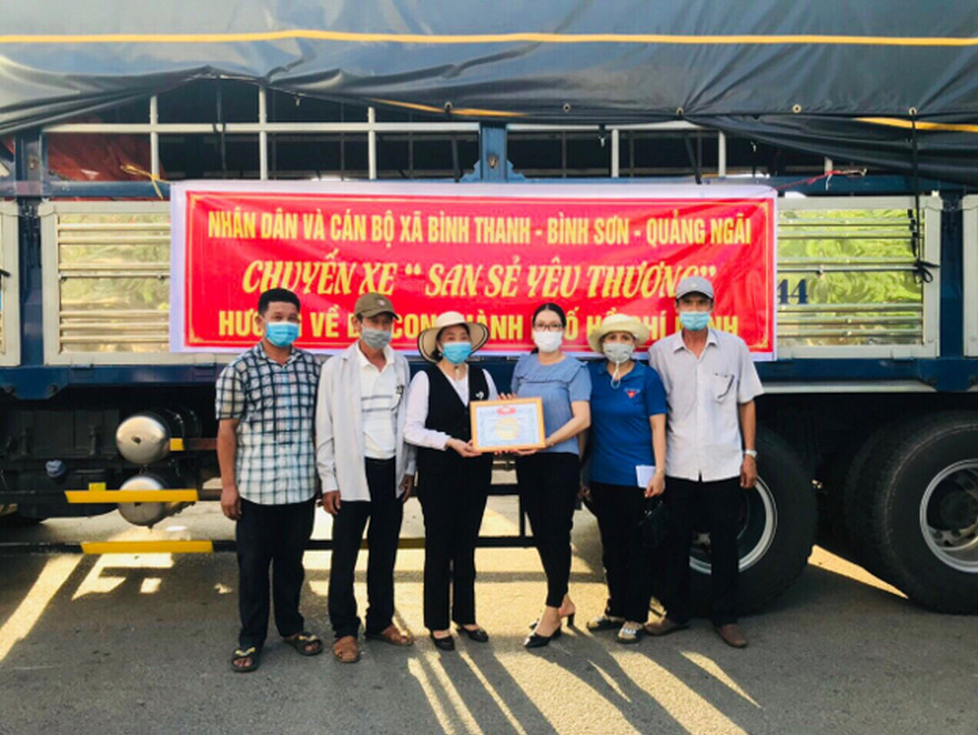 Nhân dân xã Bình Thanh đóng góp 300 suất quà trị giá 120 triệu đồng ủng hộ người dân thành phố
