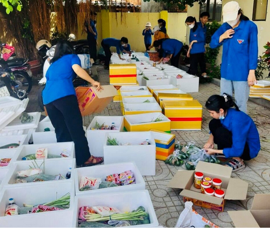 Xã Bình Tân Phú gửi tặng 70 thùng quà cho người dân TP.HCM bị ảnh hưởng dịch Covid 19