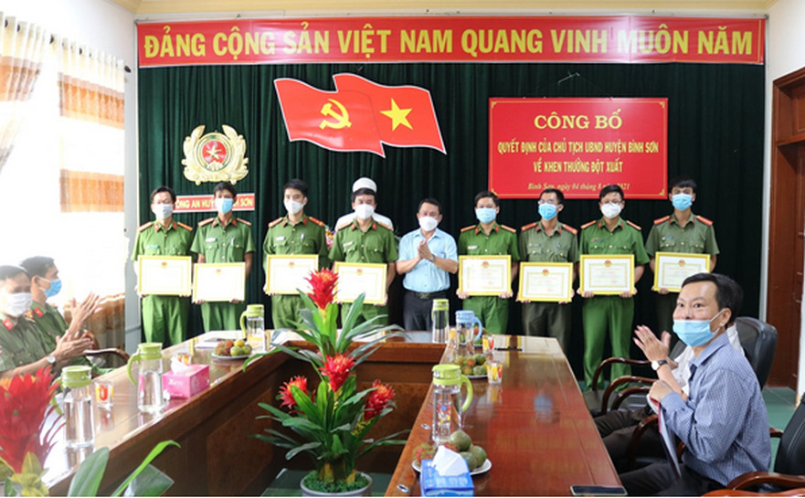 Chủ tịch UBND Huyện Bình Sơn khen thưởng đột xuất cho tập thể cá nhân có thành tích xuất sắc trong điều tra khám phá nhanh vụ án giết người
