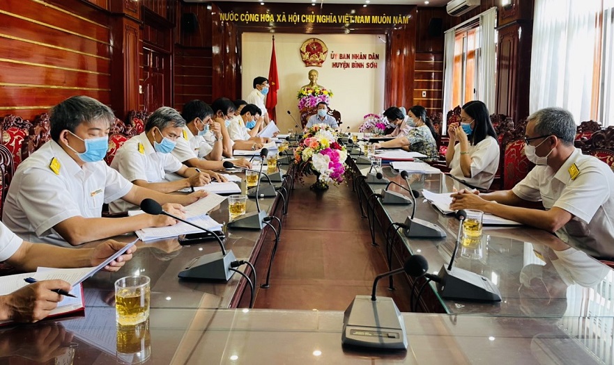 Chủ tịch UBND huyện Bình Sơn làm việc với Chi cục thuế huyện