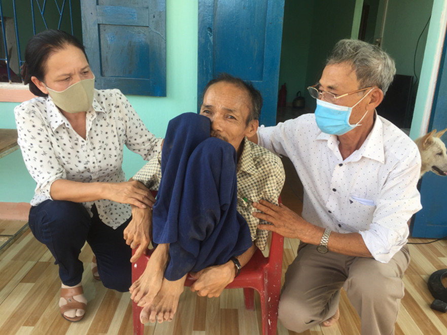 Hội nạn nhân chất độc da cam/ Dioxin huyện Bình Sơn bàn giao nhà và tặng quà cho nạn nhân da cam có hoàn cảnh khó khăn