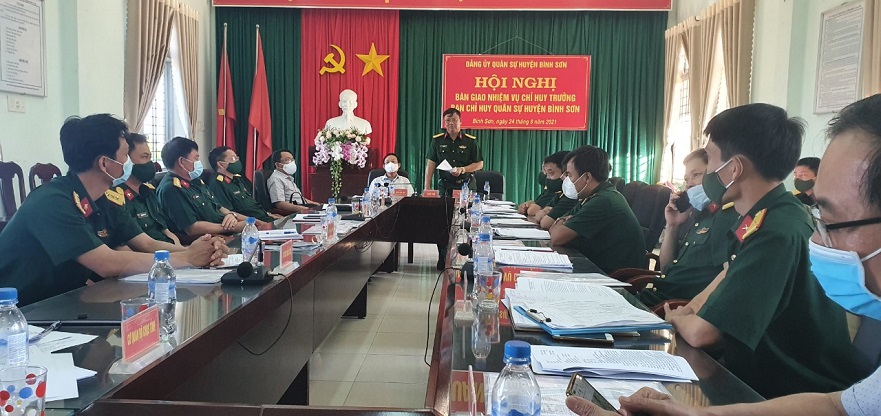 Bình Sơn: Bàn giao nhiệm vụ Chỉ huy trưởng Quân sự huyện