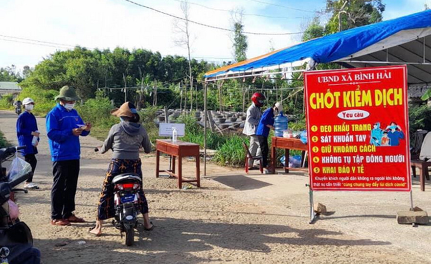 Các chợ trên địa bàn huyện Bình Sơn; Phát phiếu đi chợ cho tiểu thương và người dân để phòng, chống dịch COVID-19