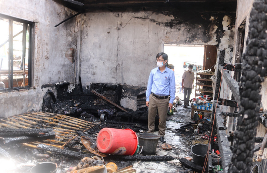 Lãnh đạo huyện Bình Sơn thăm hỏi động viên gia đình có nhà và tạp hóa bị cháy