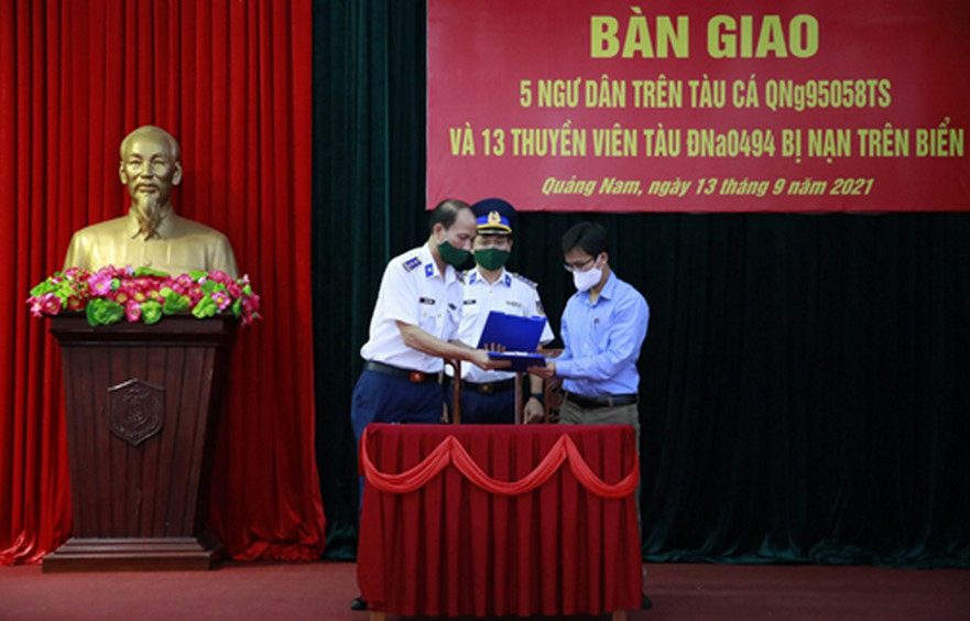 Bộ Tư lệnh Vùng Cảnh sát biển 2 bàn giao 5 ngư dân, tàu cá QNg 95058TS cho huyện Bình Sơn
