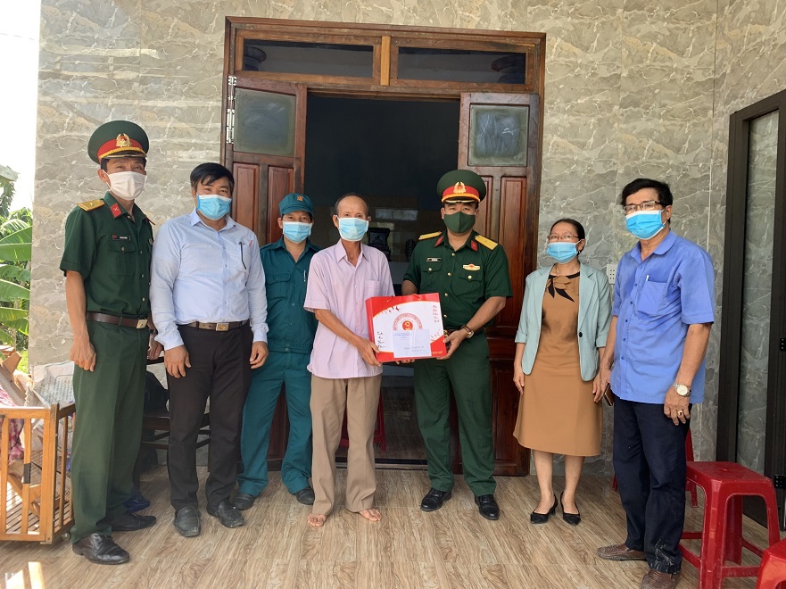 Ban CHQS huyện Bình Sơn thăm, tặng quà, hỗ trợ Nhân dân khắc phục hậu quả bão số 5