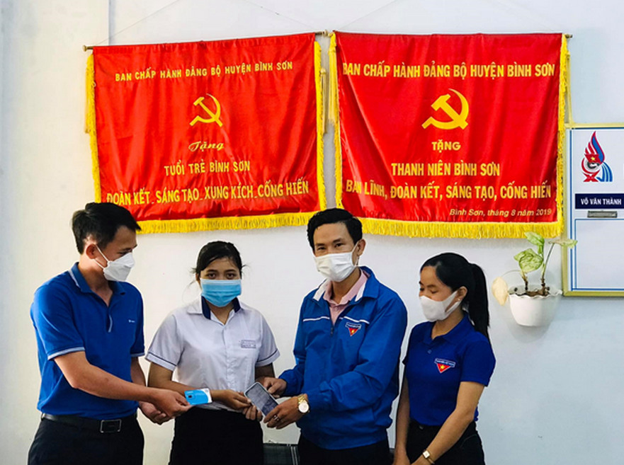 Huyện Đoàn Bình Sơn trao tặng điện thoại cho học sinh nghèo người đồng bào Cor