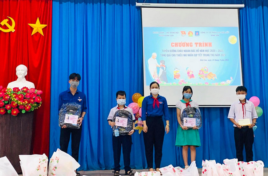 Huyện Bình Sơn; Tuyên dương 55 Cháu ngoan Bác Hồ năm học 2020 – 2021 và tặng quà Trung thu cho các cháu thiếu nhi khó khăn.