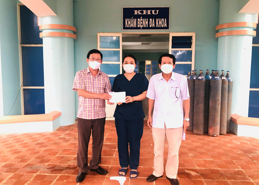 Huyện Bình Sơn thăm tặng quà cho các cháu thiếu nhi tại Bệnh viện điều trị Covid và các Khu cách ly tập trung