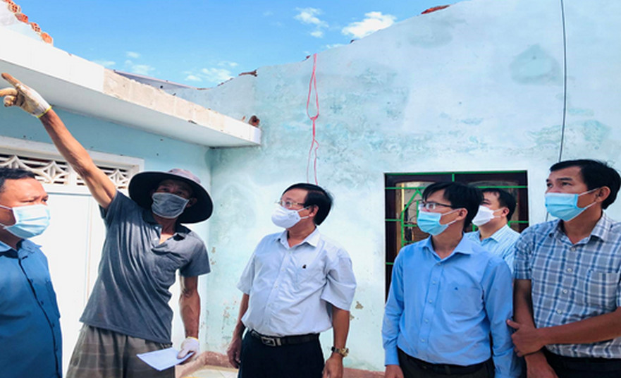Lãnh đạo huyện Bình Sơn thăm hỏi, tặng quà cho các gia đình có nhà bị tốc mái