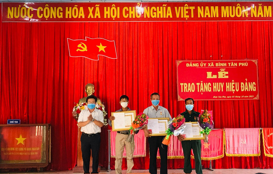 Đảng ủy xã Bình Tân Phú tổ chức lễ trao tặng Huy hiệu Đảng cho 4 đảng viên