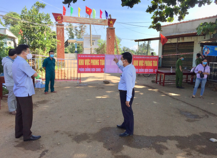 Huyện Bình Sơn kiểm tra, chỉ đạo công tác phòng, chống dịch Covid-19 tại thôn Phước Thiện xã Bình Hải
