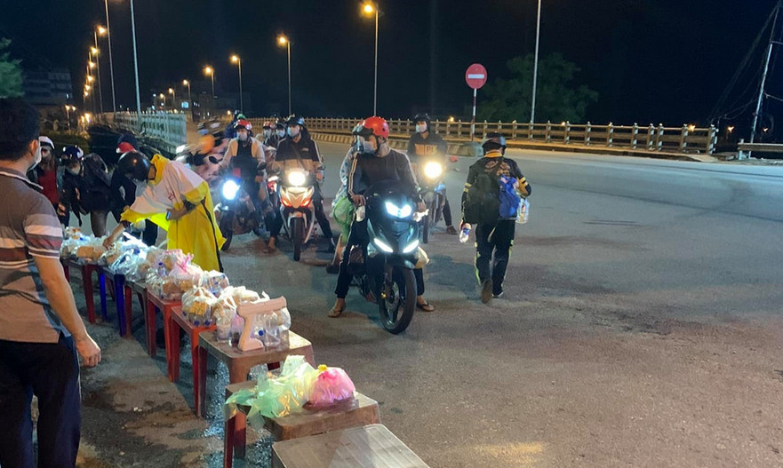 Thị trấn Châu Ổ “tiếp sức” người dân đi xe máy về quê