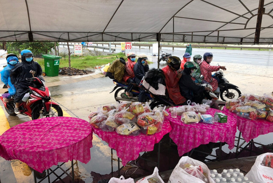 Bình Sơn: Che trại nghỉ chân, hỗ trợ lượng thực cho người dân hồi hương