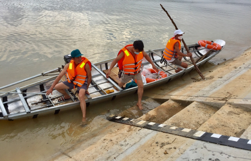 Xã Bình Hiệp (Bình Sơn) tổ chức diễn tập cứu nạn, cứu hộ bằng ghe máy trên đập Hố Vàng