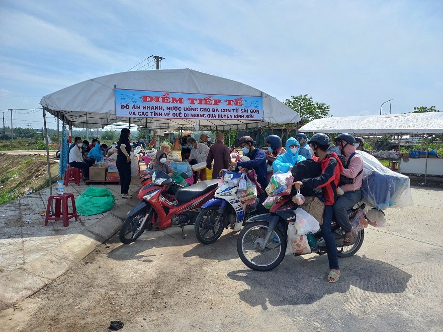 Cán bộ và Nhân dân huyện Bình Sơn hỗ trợ người dân các tỉnh phía Bắc trên đường về quê