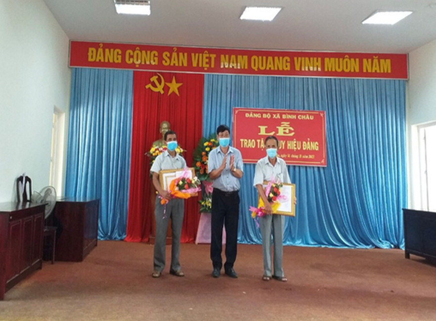 Bình Châu tổ chức Lễ trao tặng, truy tặng Huy hiệu Đảng cho đảng viên