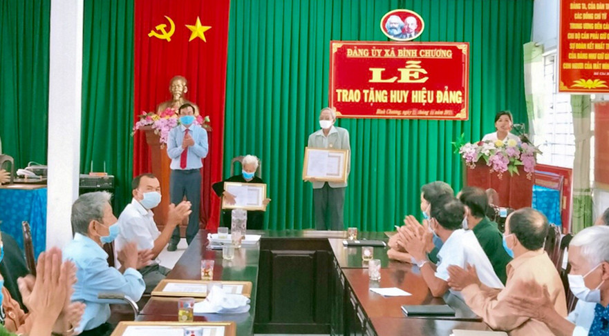 Đảng ủy xã Bình Chương đã tổ chức trao huy hiệu Đảng cho các đảng viên