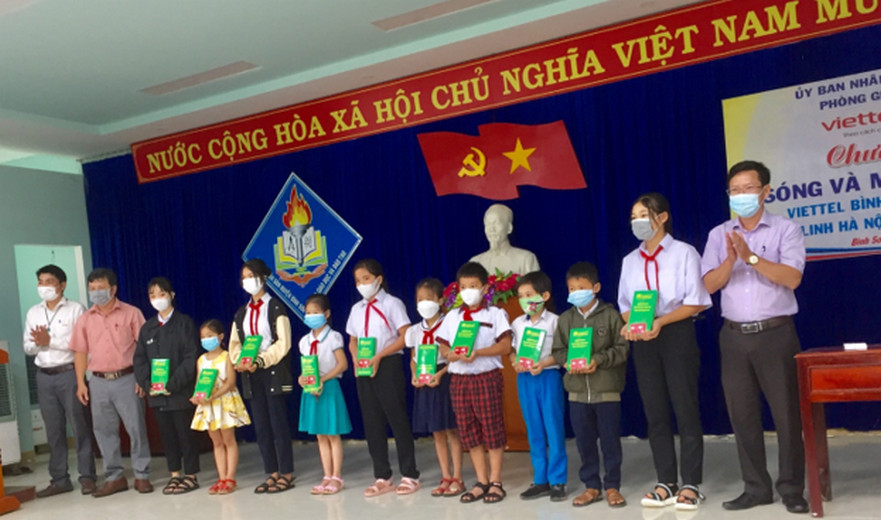 Công ty vận tải Mai Linh Hà Nội tặng 50 máy tính bảng cho học sinh nghèo huyện Bình Sơn