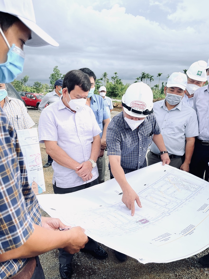Chủ tịch UBND tỉnh kiểm tra tiến độ thực hiện dự án Xây dựng cơ sở hạ tầng Khu tái định cư Vạn Tường (giai đoạn 1)