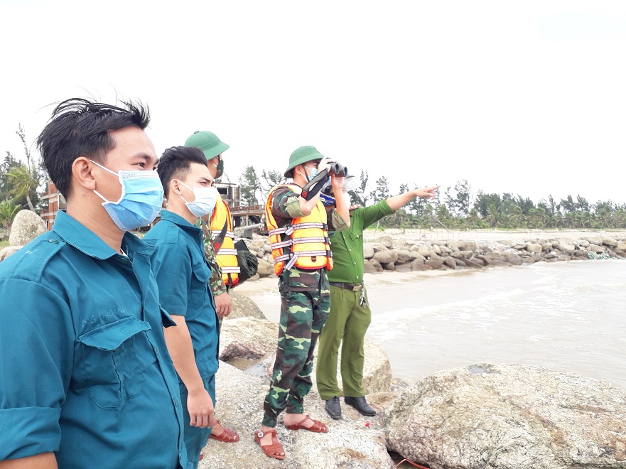 Lực lượng vũ trang Quảng Ngãi khẩn trương tìm kiếm ngư dân mất tích