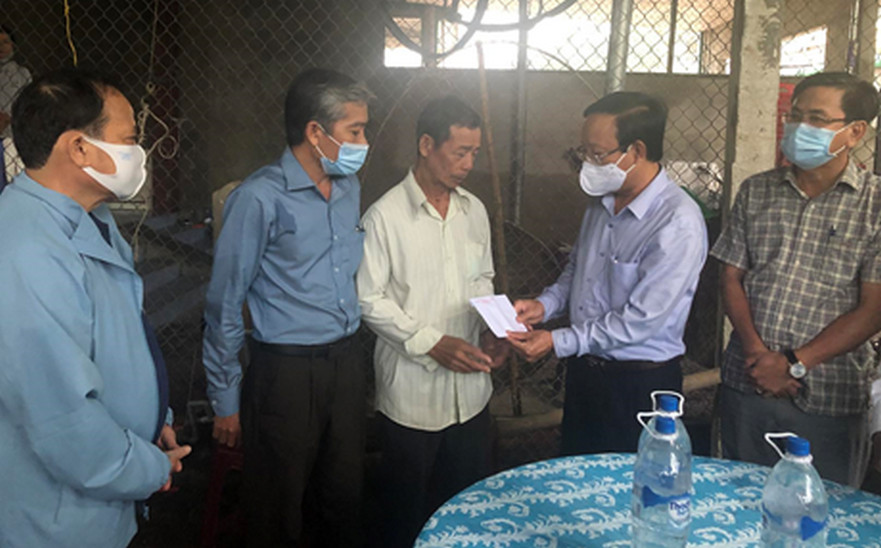 Lãnh đạo huyện Bình Sơn thăm hỏi động viên gia đình các nạn nhân bị nước lũ cuốn trôi
