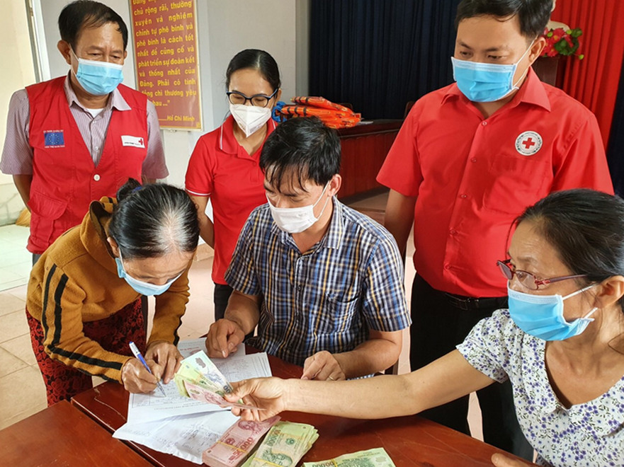 Hội chữ Thập đỏ Tỉnh và huyện Bình Sơn trao 160 triệu đồng hỗ trợ người dân vùng lũ
