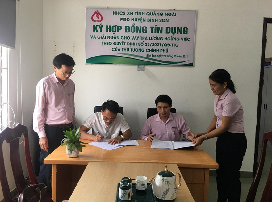 Phòng giao dịch NHCSXH huyện Bình Sơn giải ngân vốn cho Doanh nghiệp để trả lương ngừng việc cho người lao động
