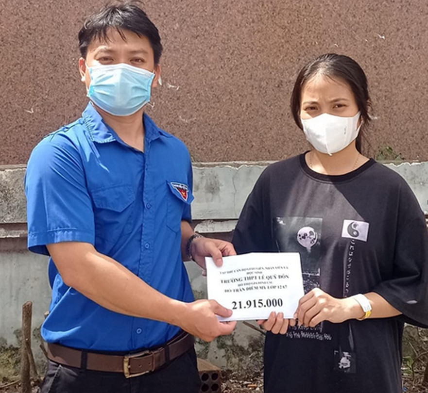 Thầy cô giáo trường THPT Lê Qúy Đôn vào bệnh viện gửi quà giúp học sinh nghèo chuyển mẹ đi Huế