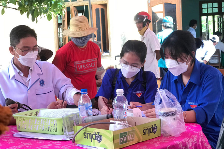 Thanh niên Bình Sơn hỗ trợ tuyến đầu tiêm vắc xin phòng chống dịch Covid19