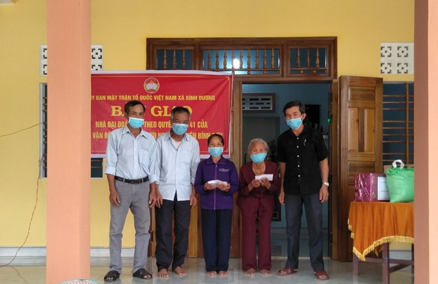 Ủy ban MTTQ Việt Nam xã Bình Dương bàn giao nhà đại đoàn kết cho người nghèo
