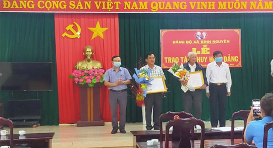 Đảng bộ xã Bình Nguyên tổ chức Lễ trao tặng Huy hiệu đảng cho các đảng viên.