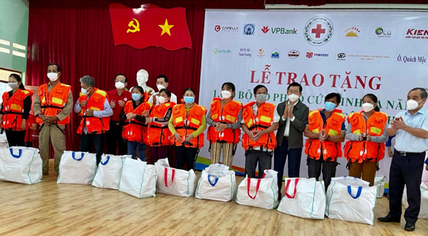 Nguyên Chủ tịch nước Trương Tấn Sang trao tặng bộ áo phao cứu sinh đa năng cho ngư dân huyện Bình Sơn