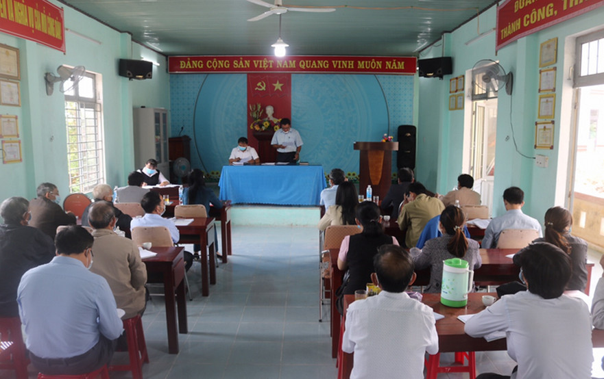 Uỷ viên Ban chấp hành Trung ương Đảng, Bí thư Tỉnh uỷ, Chủ tịch HĐND tỉnh dự sinh hoạt chi bộ thôn Thuận Phước.