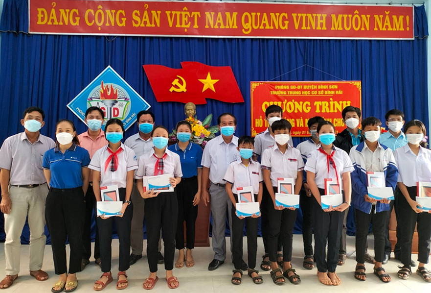 Xã Bình Hải trao tặng 10 máy tính bảng cho học sinh nghèo