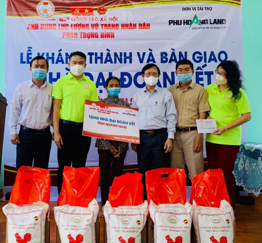 Quỹ công tác xã hội Anh hùng lực lượng vũ trang Phan Trọng Bình bàn giao nhà và tặng quà cho người nghèo huyện Bình Sơn