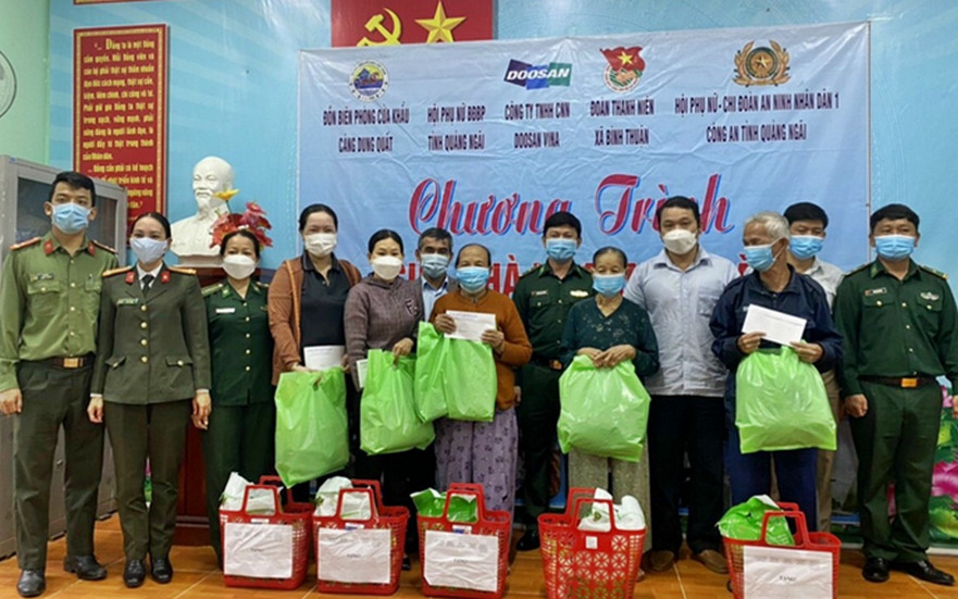 Lực lượng vũ trang Quảng Ngãi hỗ trợ sửa chữa nhà và tặng quà cho các hoàn cảnh khó khăn xã Bình Thuận.