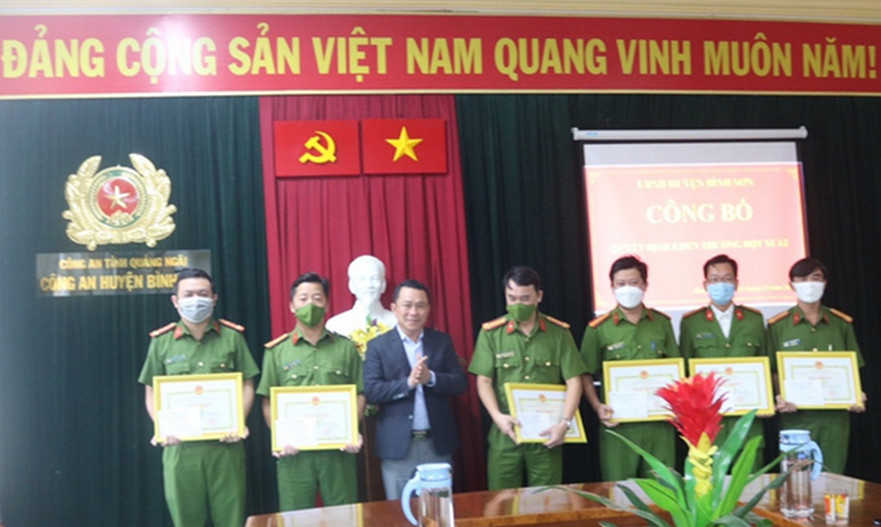 Chủ tịch UBND huyện Bình Sơn: Khen thưởng đột xuất cho 6 cán bộ chiến sỹ Công an huyện