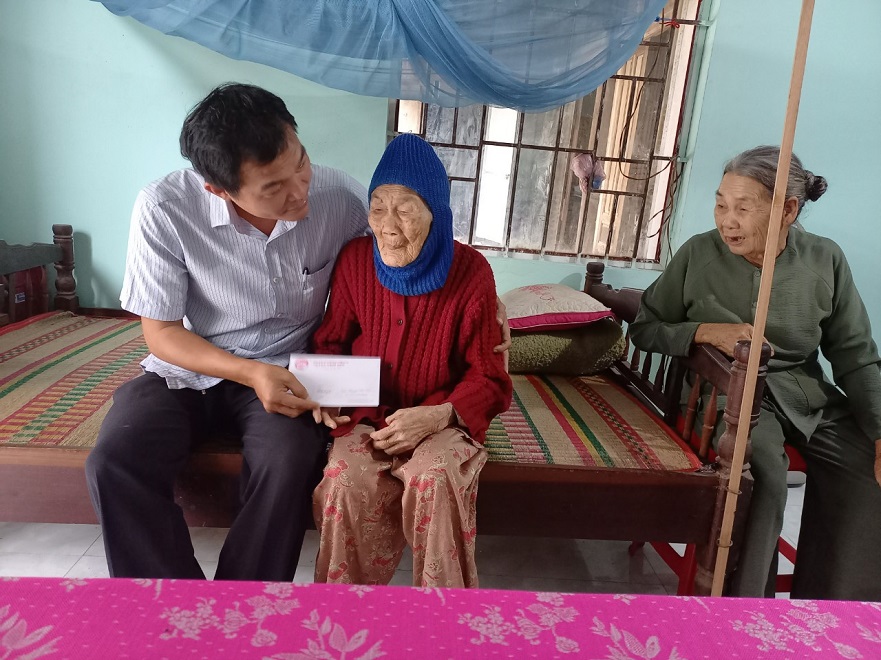 Ủy Ban MTTQ Việt Nam huyện thăm trao tiền phụng dưỡng mẹ Việt Nam anh hùng