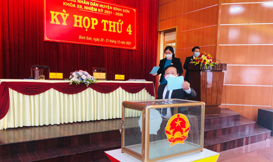 Đại biểu HĐND huyện Bình Sơn chất vấn và nghe trả lời chất vấn tại kỳ họp thứ 4 khóa XII