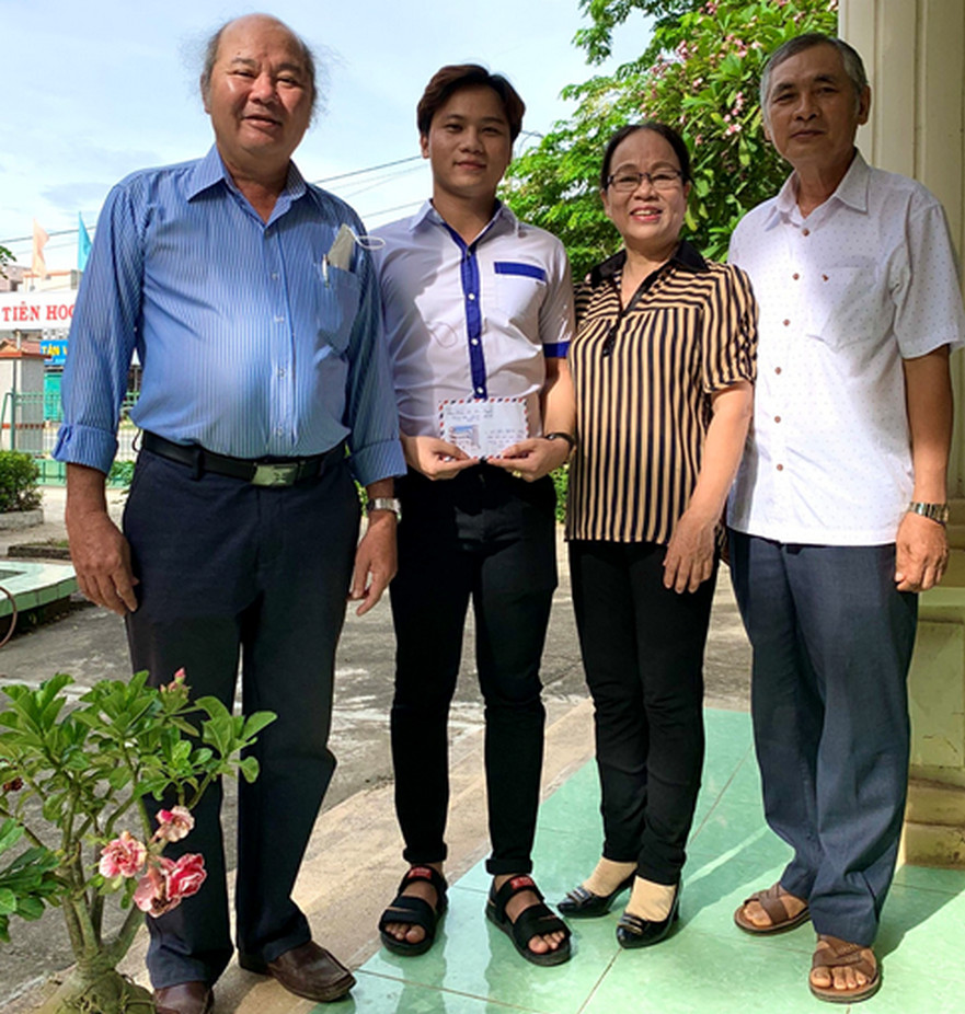 Em Võ Tấn Thịnh học sinh duy nhất của Trung tâm giáo dục nghề nghiệp, giáo dục thường xuyên tỉnh Quảng Ngãi được Chủ tịch UBND Tỉnh tặng Bằng Khen.