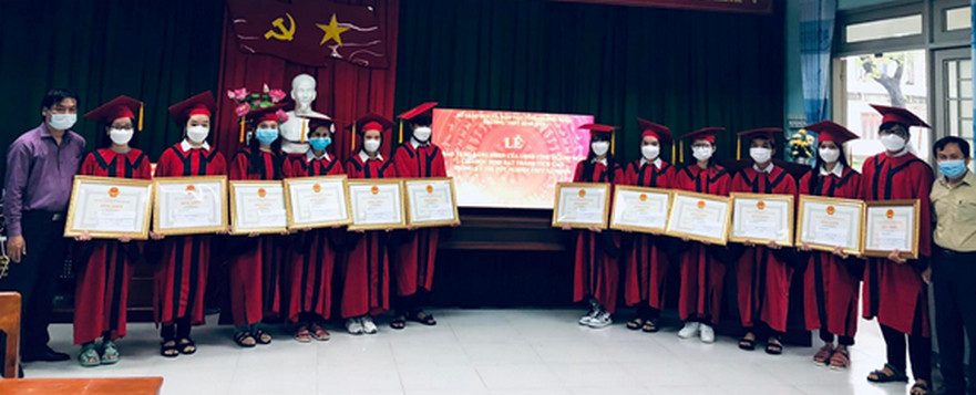Bình Sơn có 25 học sinh đạt thành tích cao trong kì thi tốt nghiệp THPT năm học 2020-2021 được Chủ tịch tỉnh tặng bằng khen