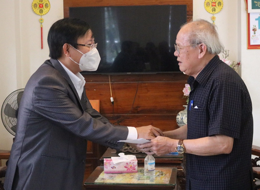 Bí thư Huyện ủy Bình Sơn thăm chúc tết các gia đình chính sách tại thị Trấn Châu Ổ