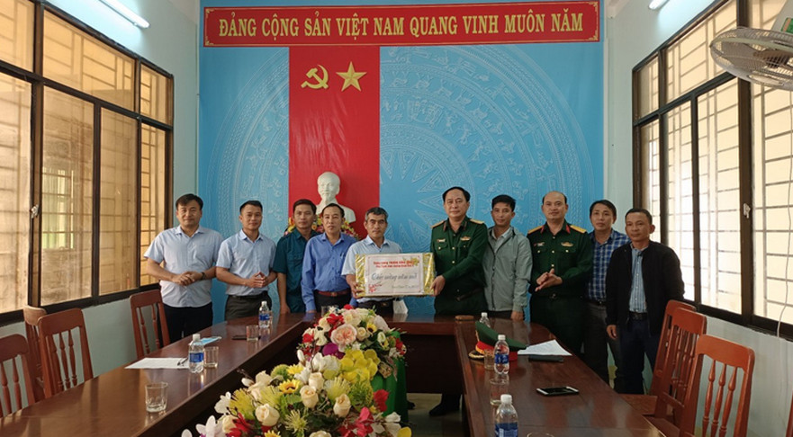 Bộ Chỉ huy Quân khu V về thăm tặng quà các hộ nghèo xã Bình Thuận