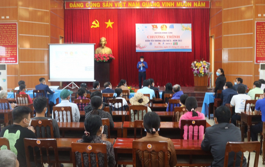Huyện đoàn Bình Sơn tổ chức chương trình Xuân yêu thương tặng 177 suất quà cho người nghèo