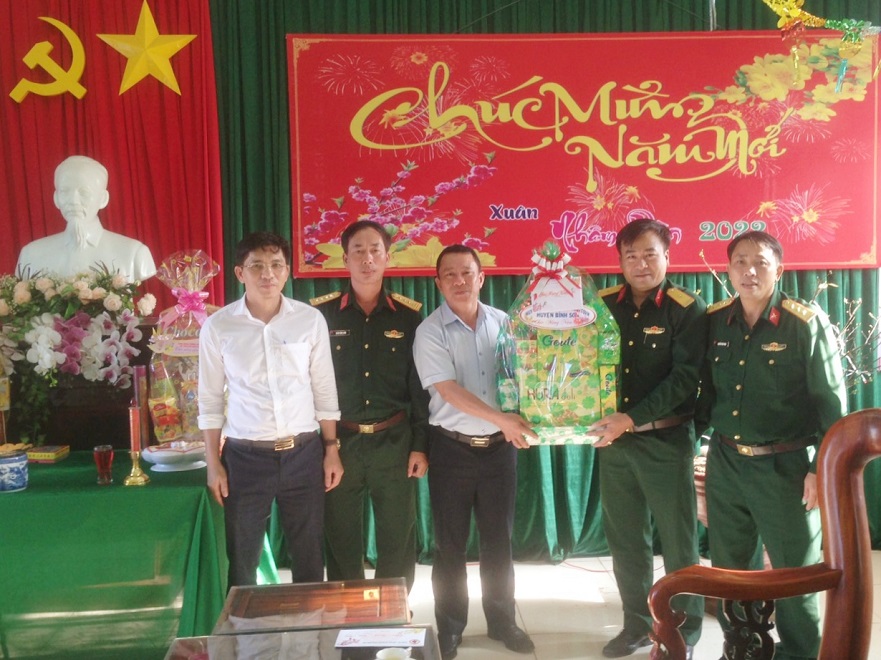 Lãnh đạo huyện Bình Sơn tặng quà, chúc tết Lực lượng vũ trang