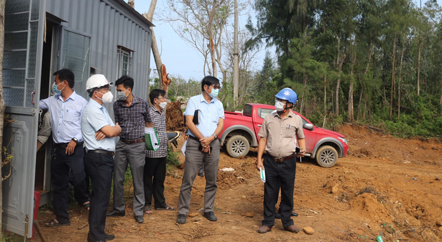 Chủ tịch UBND huyện Võ Văn Đồng kiểm tra tiến độ giải phóng mặt bằng dự án khu tái định cư Vạn Tường